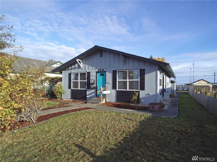 Property Photo: 929 E 5th St WA 98362