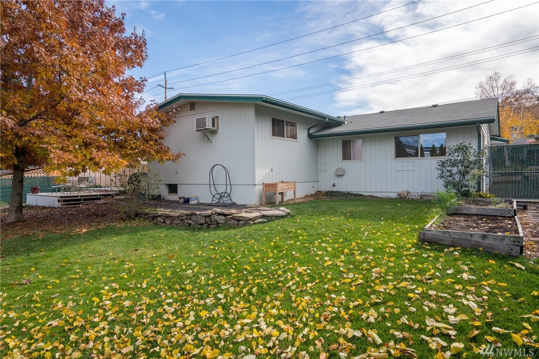 Property Photo:  840 Crawford Ave  WA 98801 