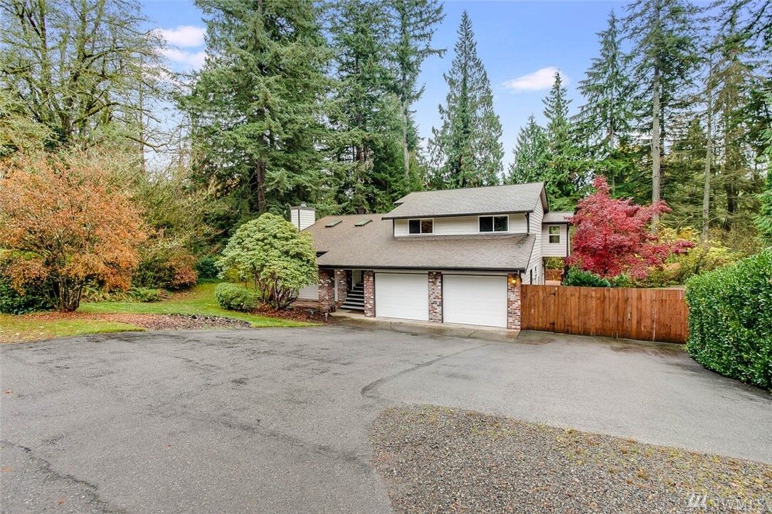 Property Photo: 25435 SE Mirrormont Dr WA 98027