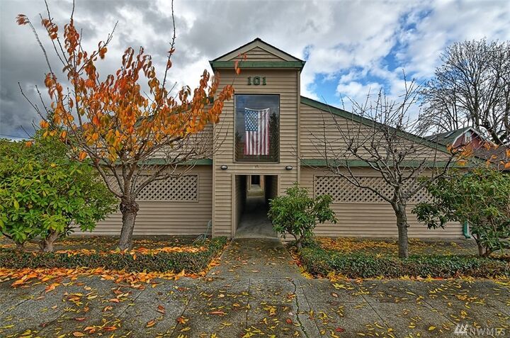Property Photo: 101 Pine Ave 205 WA 98290
