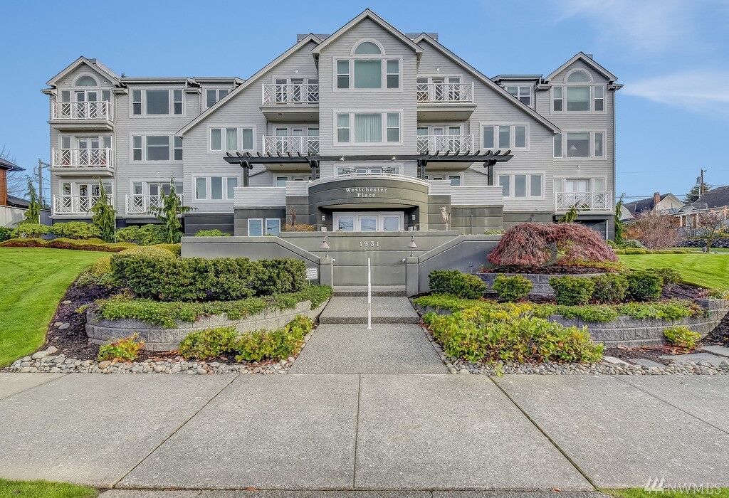 Property Photo: 1931 Grand Ave 101 WA 98201