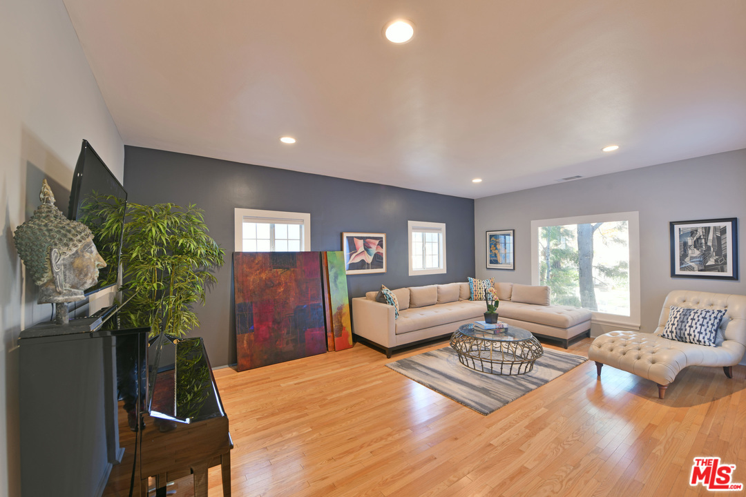 Property Photo:  464 S Bedford Dr  CA 90212 