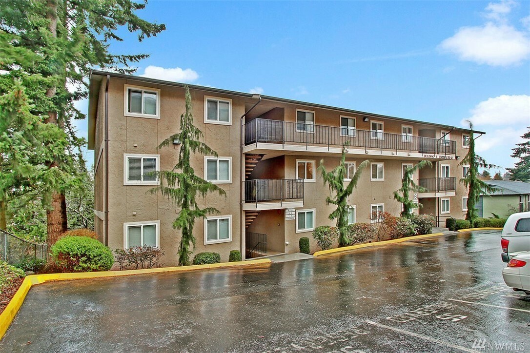 Property Photo:  323 75th St SE #B-6  WA 98203 