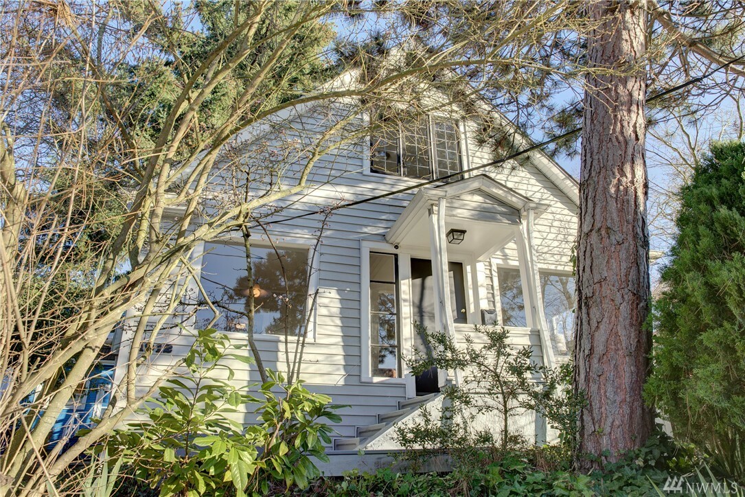 Property Photo:  4912 Stone Ave N  WA 98103 