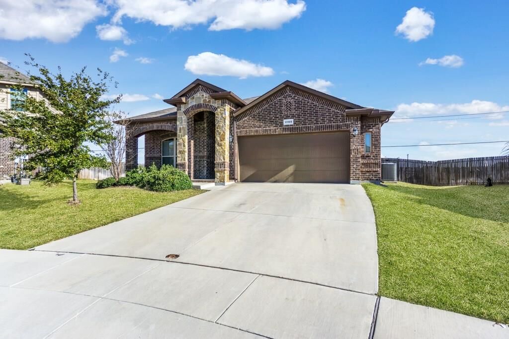Property Photo: 11108 Dunlavin Court TX 76052