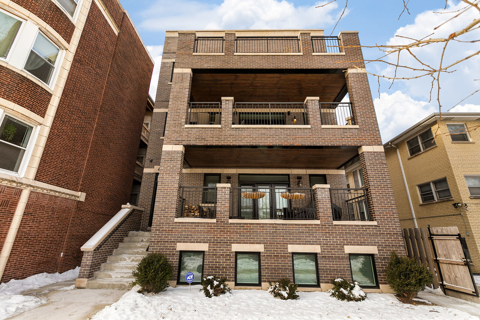 Property Photo: 4416 N Winchester Avenue 1 IL 60640