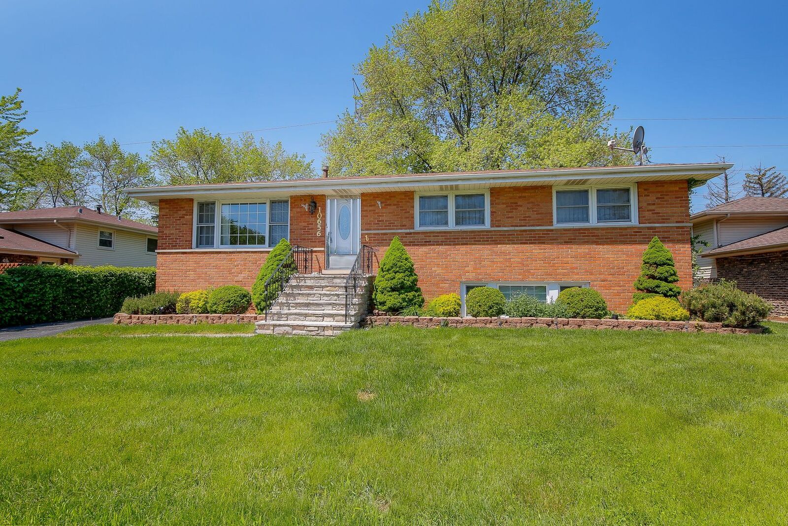 Property Photo:  10656 S Michael Drive  IL 60465 