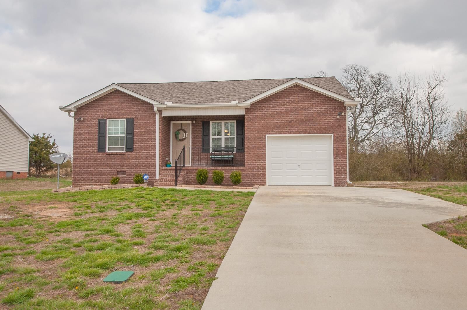 Property Photo: 1405 Allison Dr TN 37087