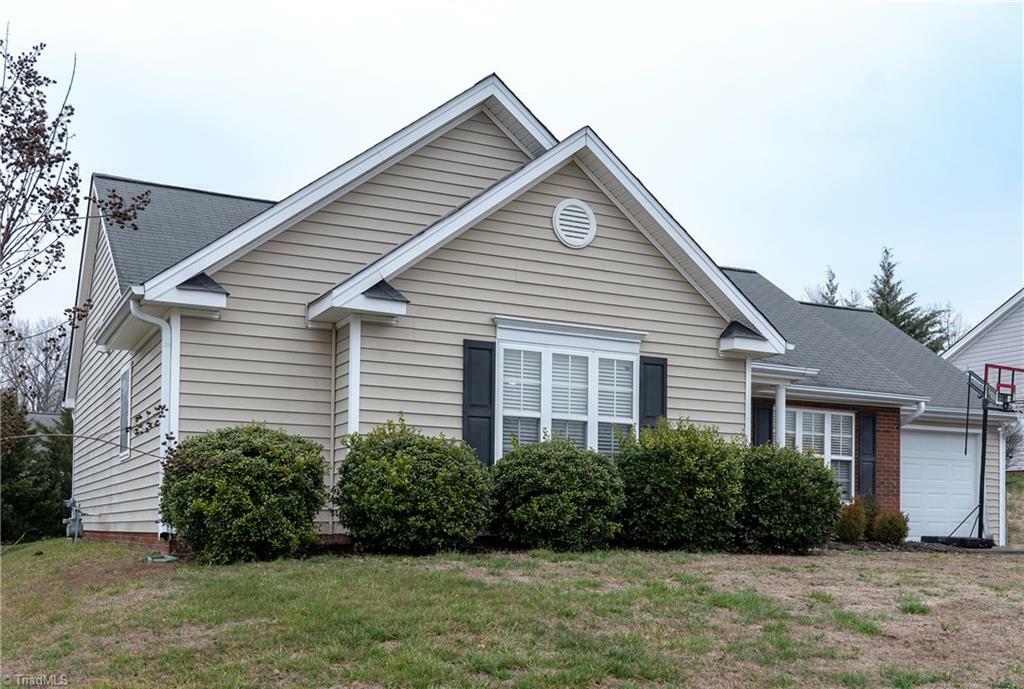 Property Photo:  2469 Somerset Place Drive  NC 27103 