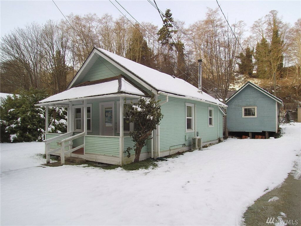 Property Photo:  814 S Valley St  WA 98362 