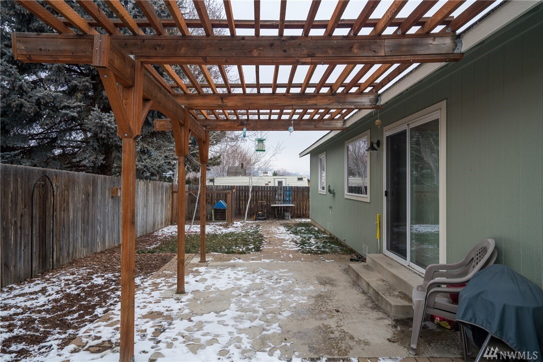Property Photo:  1352 Oak St  WA 98801 