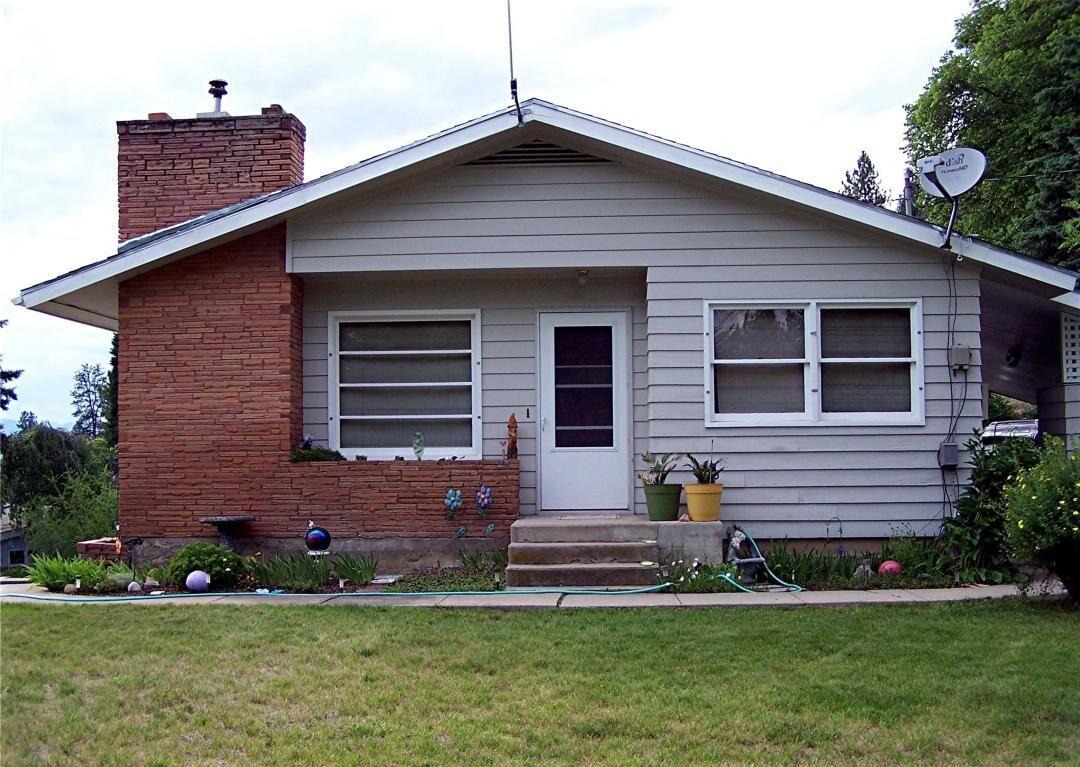 Property Photo:  1018 N Maple St  WA 99114 