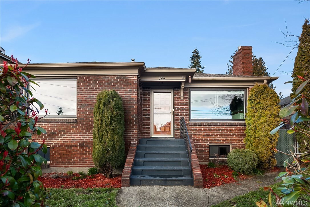 Property Photo:  348 N 104th St  WA 98133 