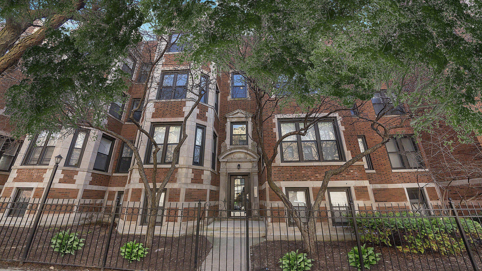 Property Photo:  945 West Gordon Terrace 2W  IL 60613 