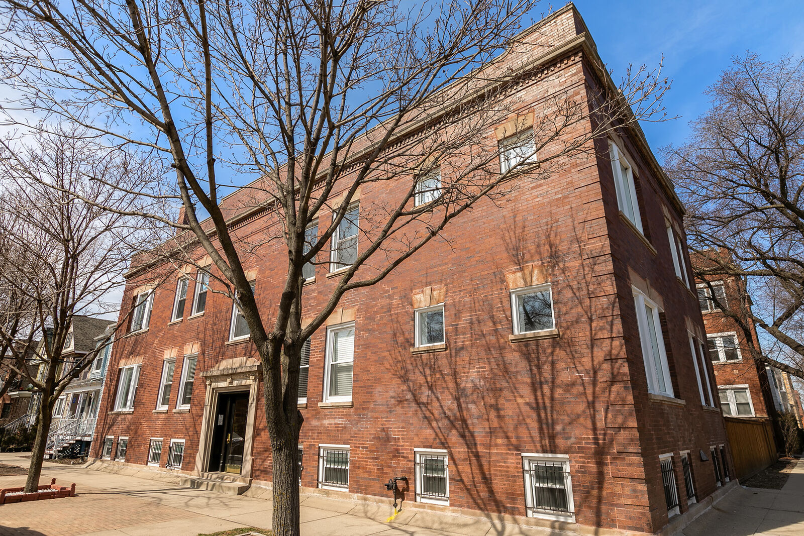 Property Photo: 1606 W Carmen Avenue 1W IL 60640