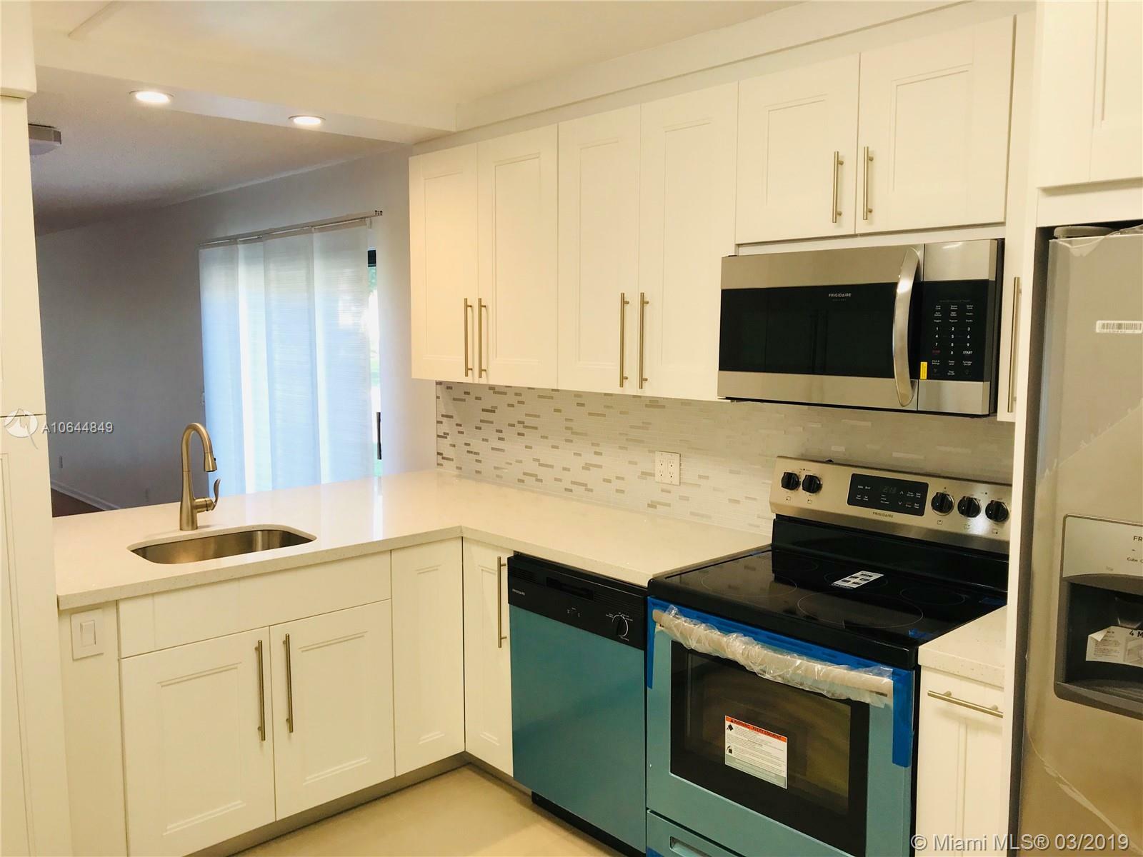 Property Photo: 419 Lakeview Dr 104 FL 33326