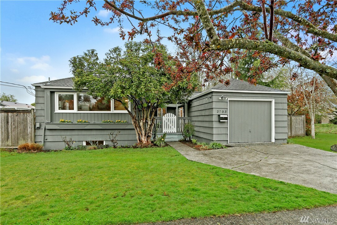 Property Photo:  2703 S Dawson St  WA 98108 