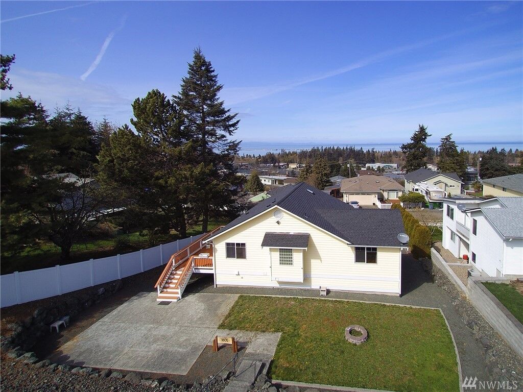 Property Photo: 1805 E 4th St WA 98362