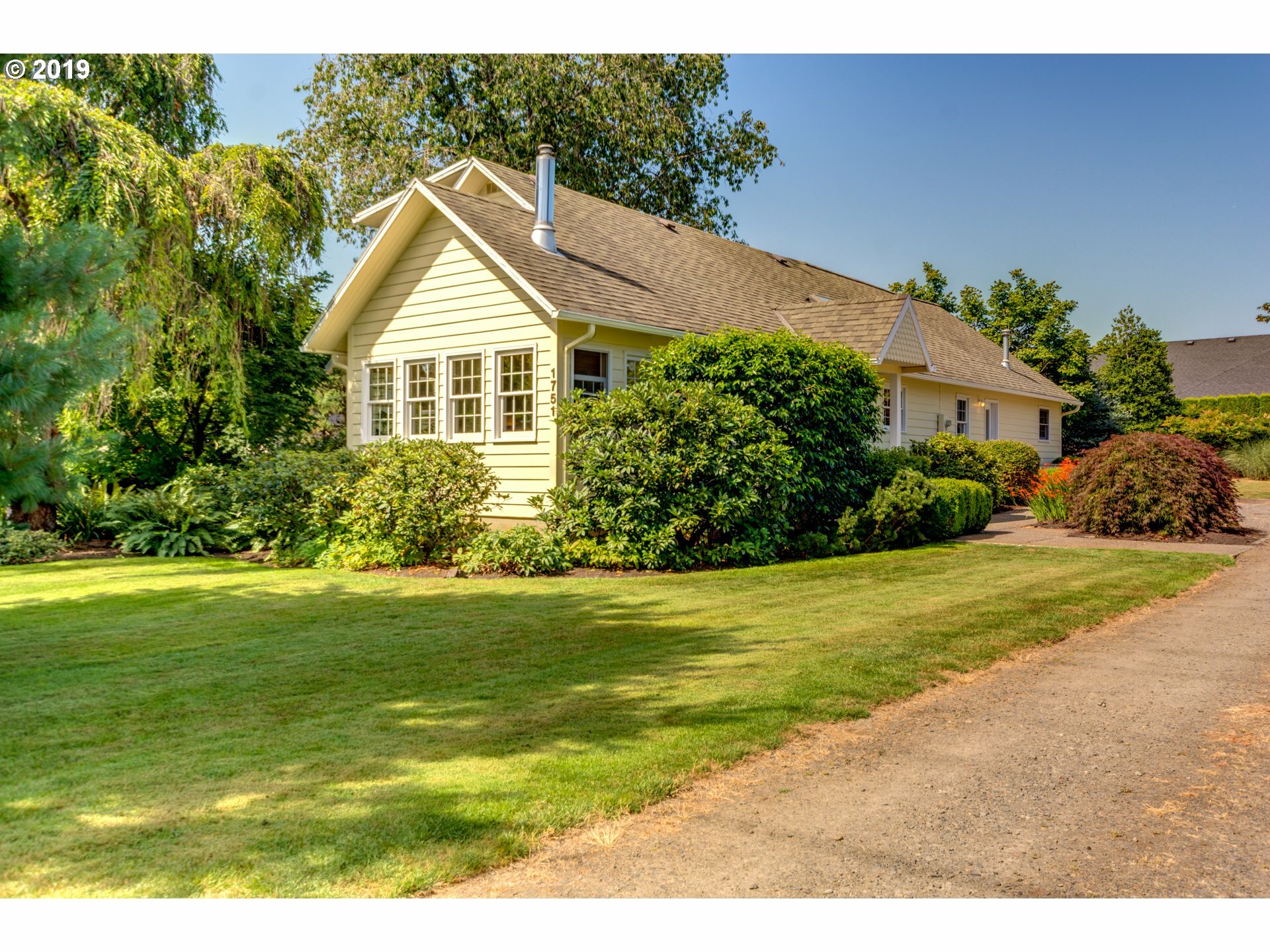 Property Photo: 1751 N Redwood St OR 97013