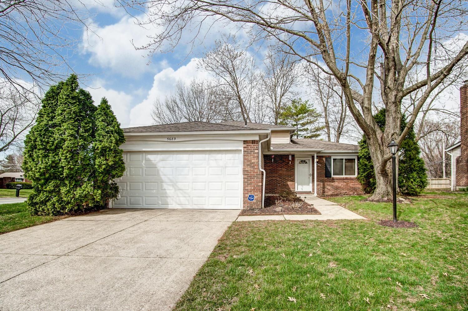 Property Photo: 5689 Duquesne Place OH 43235