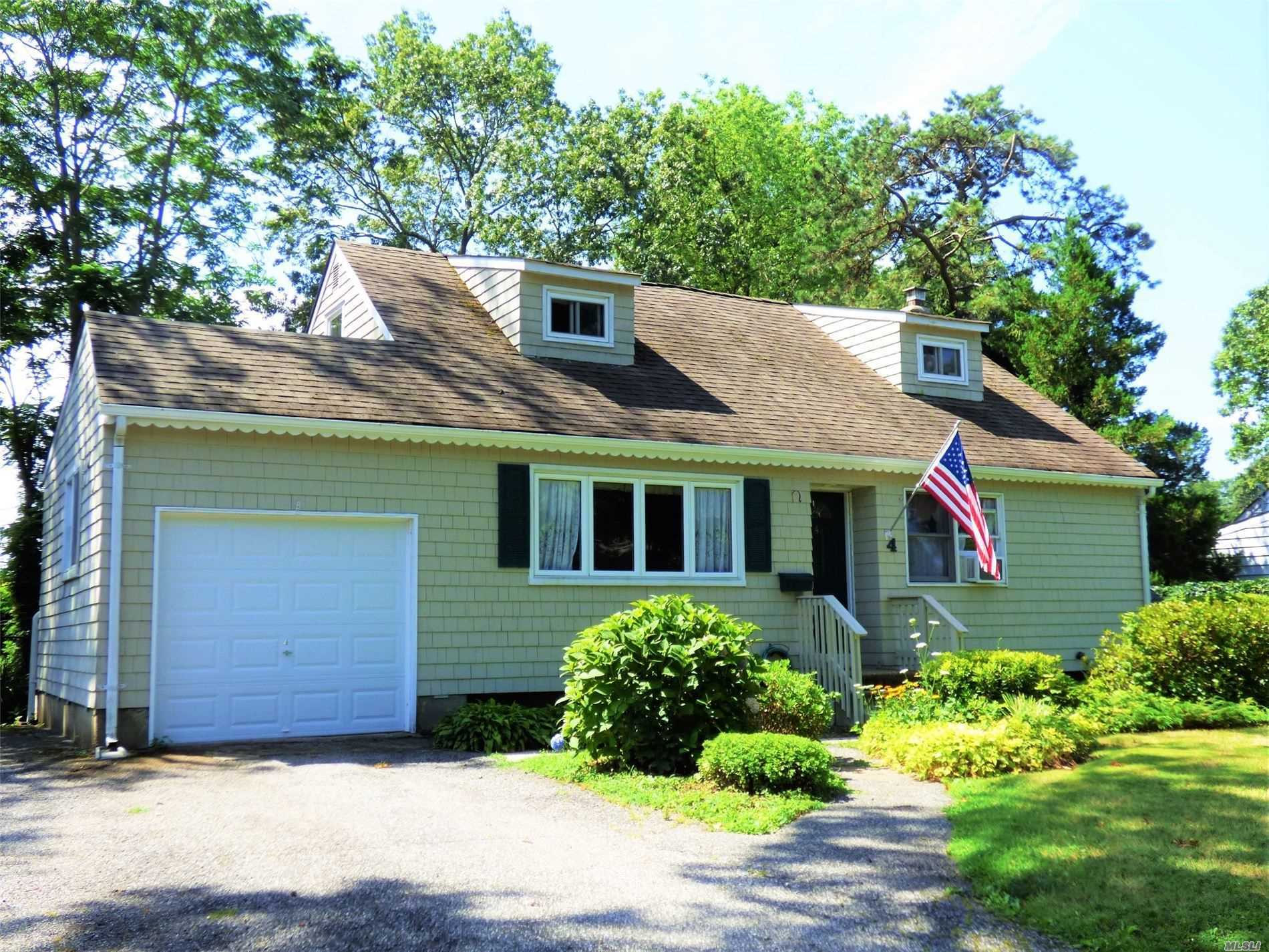 Property Photo:  4 Briaroot Drive  NY 11787 