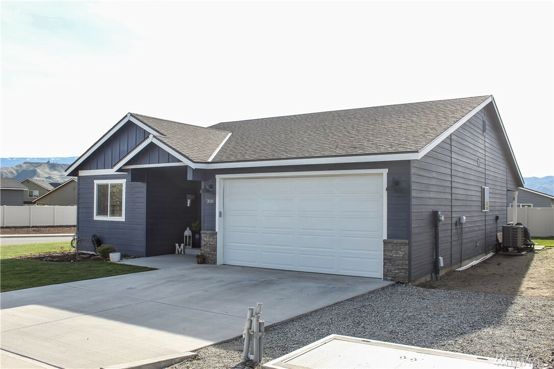 Property Photo: 310 S Nevada Ave WA 98802