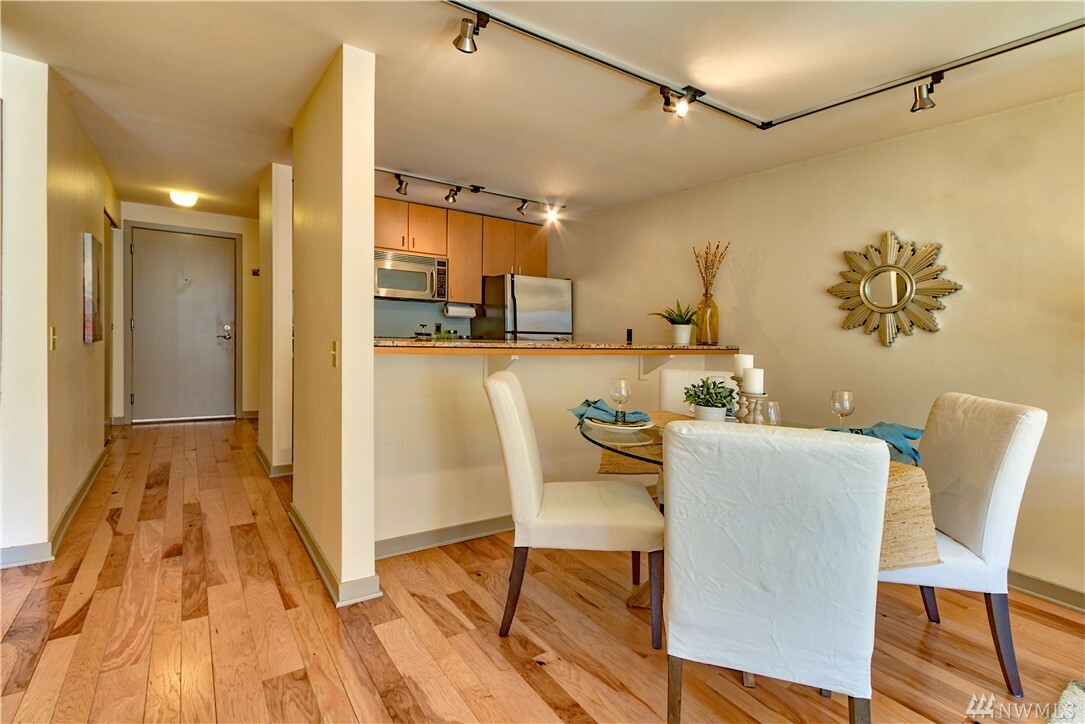 Property Photo:  1700 Bellevue Ave 303  WA 98122 