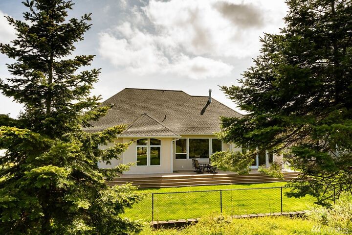 Property Photo:  1827 SW Waterside Ct  WA 98277 