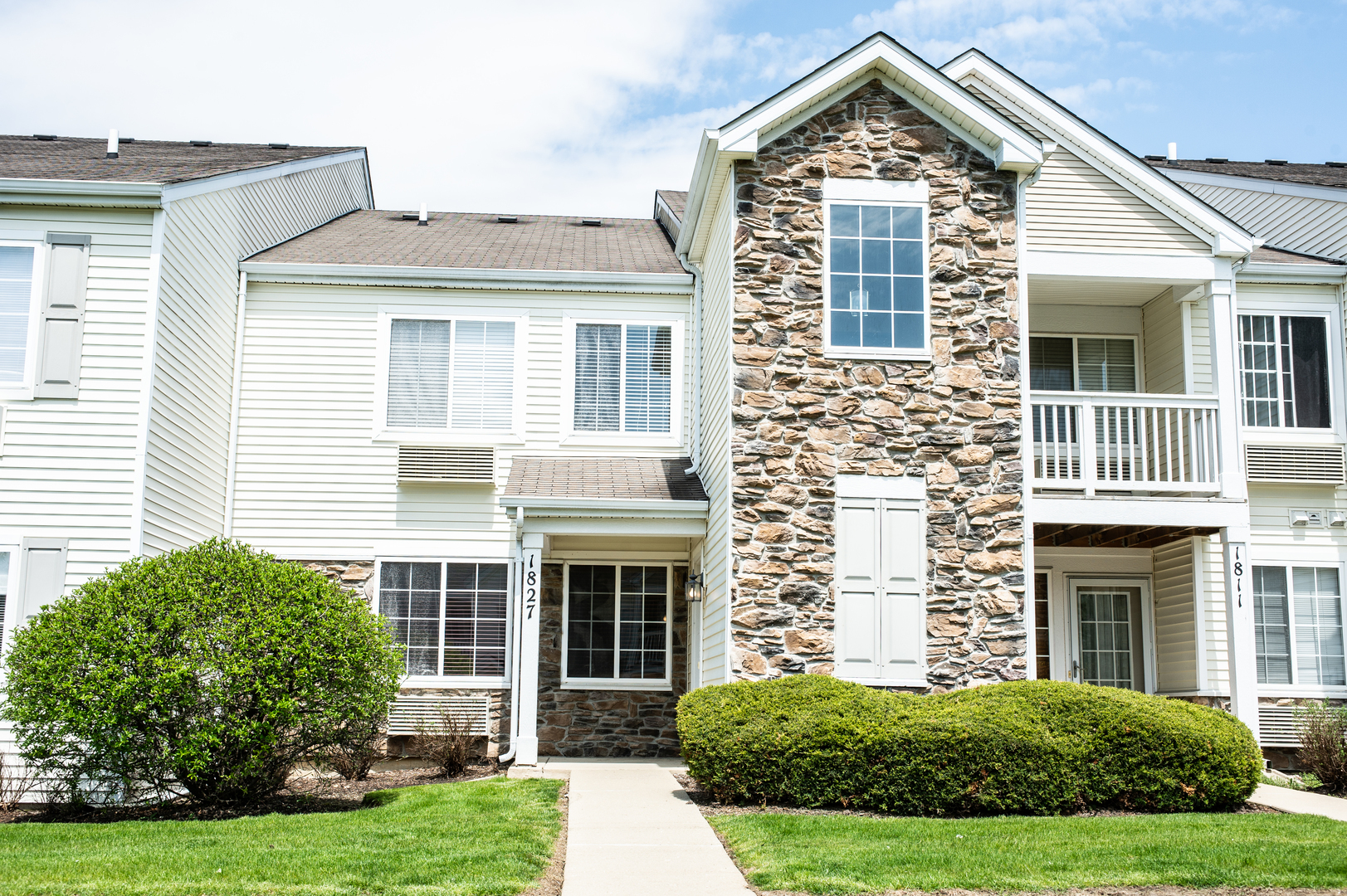Property Photo: 1827 Silverstone Drive 1827 IL 60110