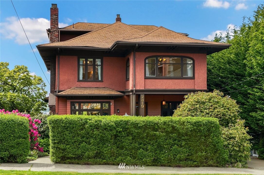Property Photo:  2319 Broadway E  WA 98102 
