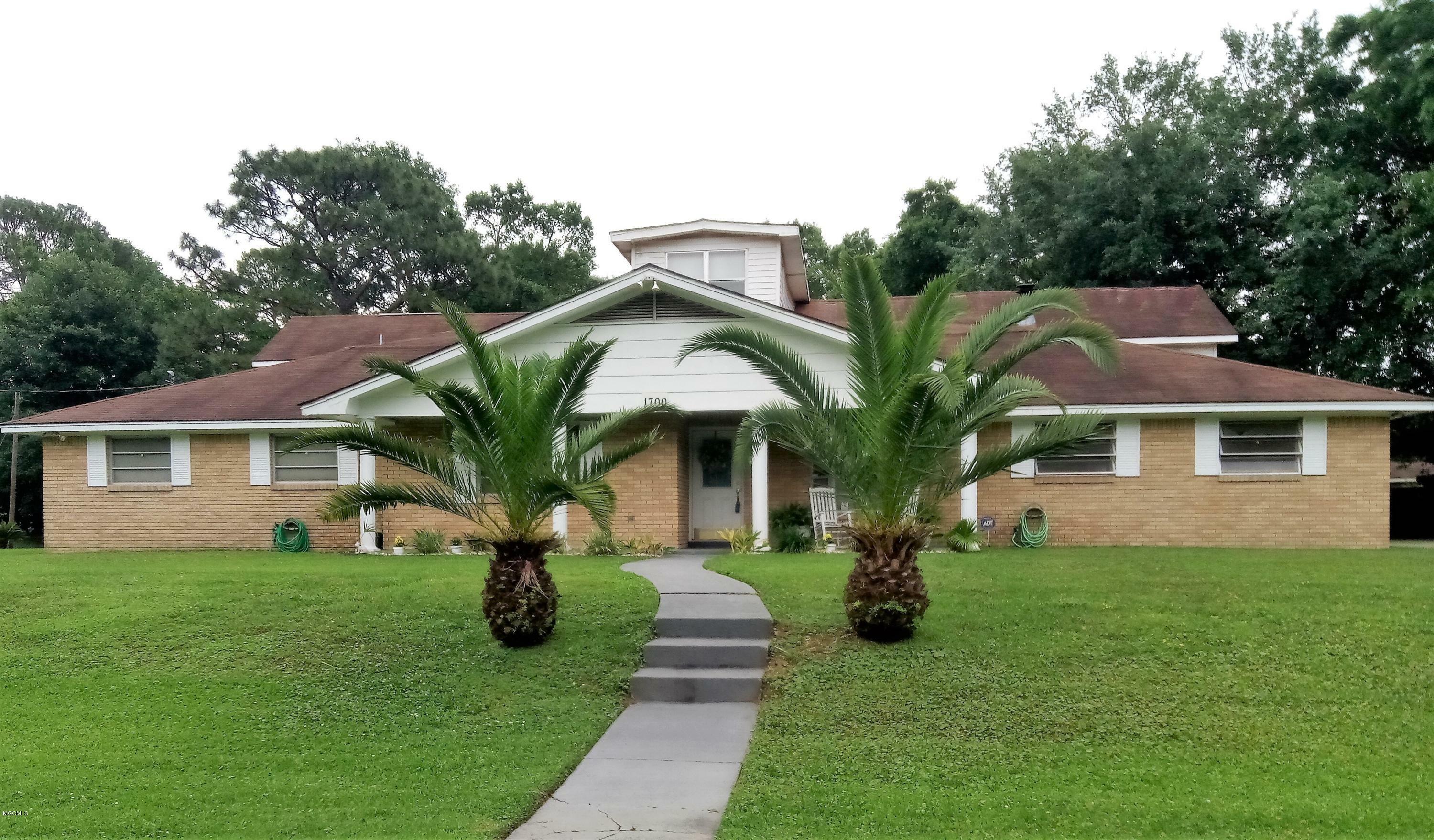 Property Photo:  1700 Park Boulevard  MS 39501 