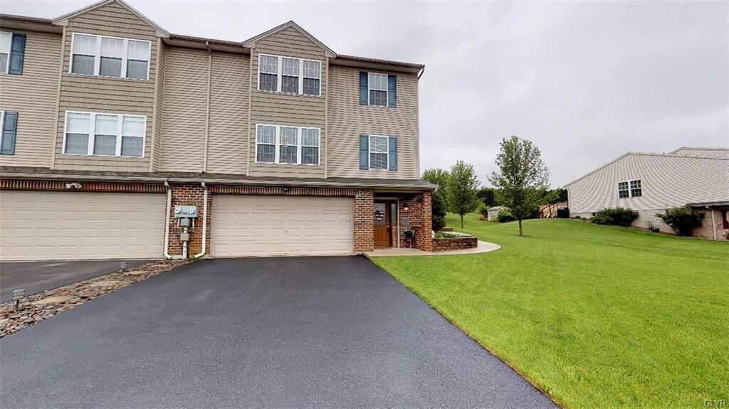 Property Photo:  1016 Hogan Way  PA 18067 
