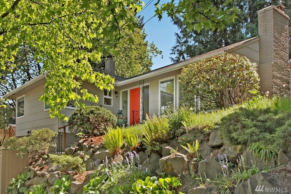 Property Photo:  2571 E Montlake Place E  WA 98112 