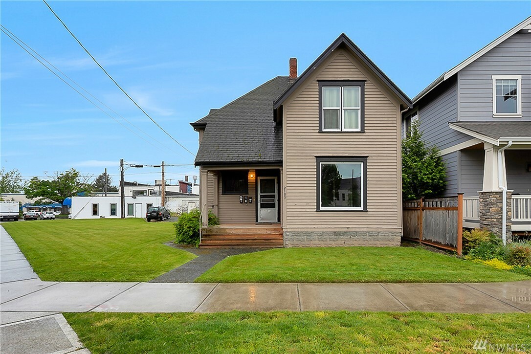 Property Photo:  2105 Broadway St  WA 98225 