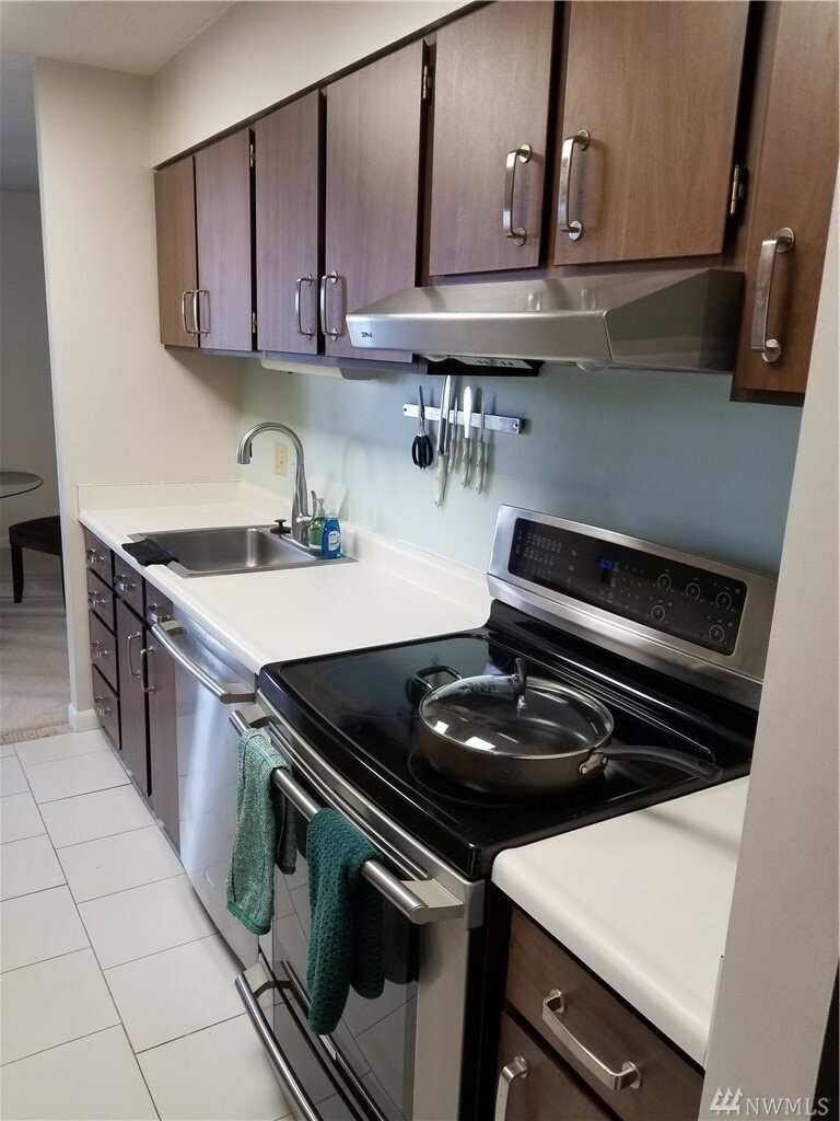 Property Photo: 4540 8th Ave NE 1102 WA 98105