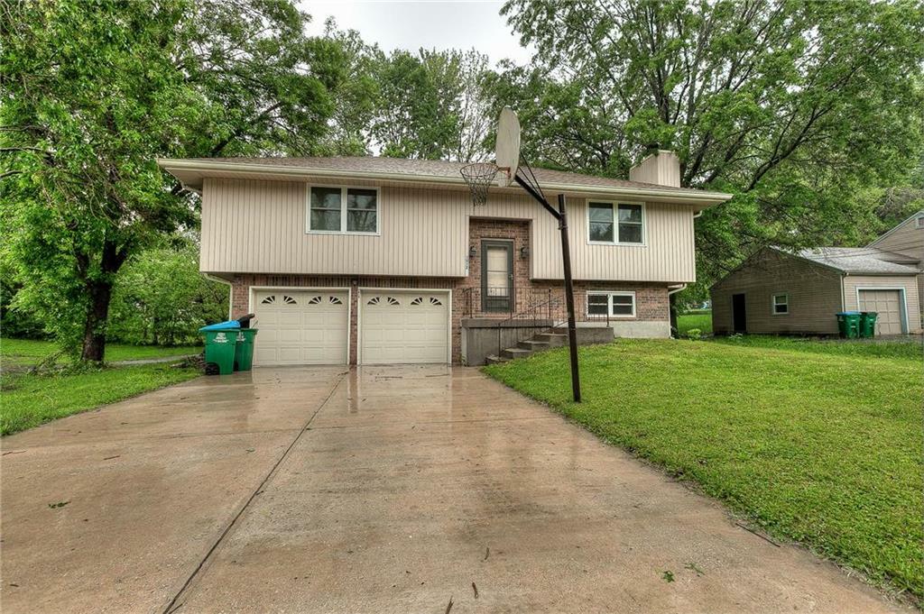 Property Photo:  1012 NE Lindberg Drive  MO 64118 