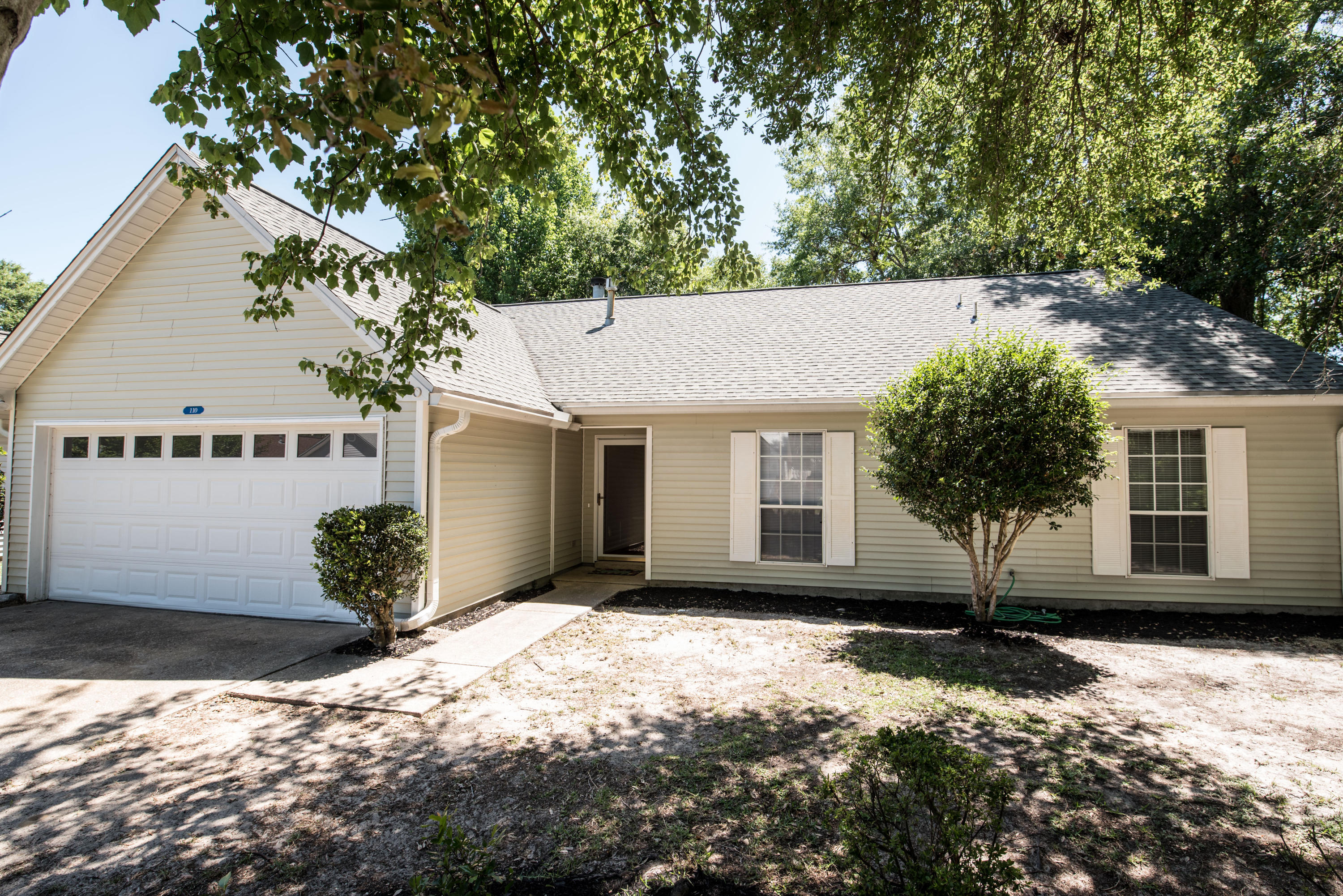 Property Photo: 110 Meadowbrook Court FL 32578