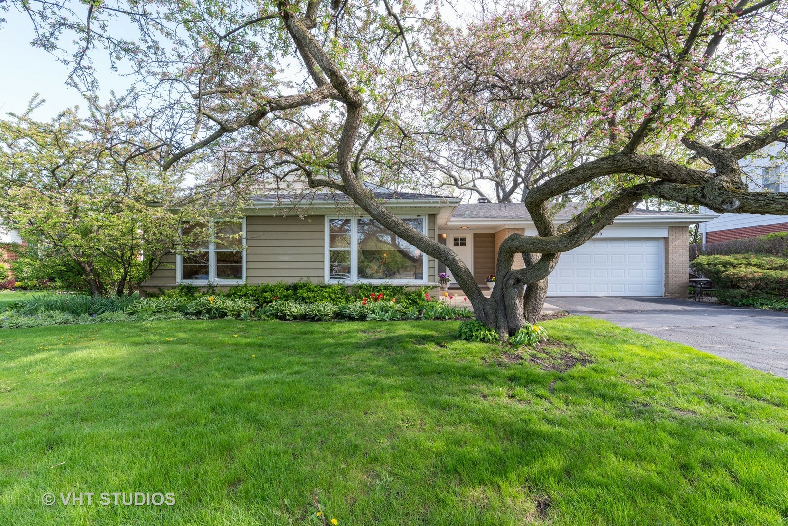 Property Photo:  2690 Appletree Lane  IL 60062 