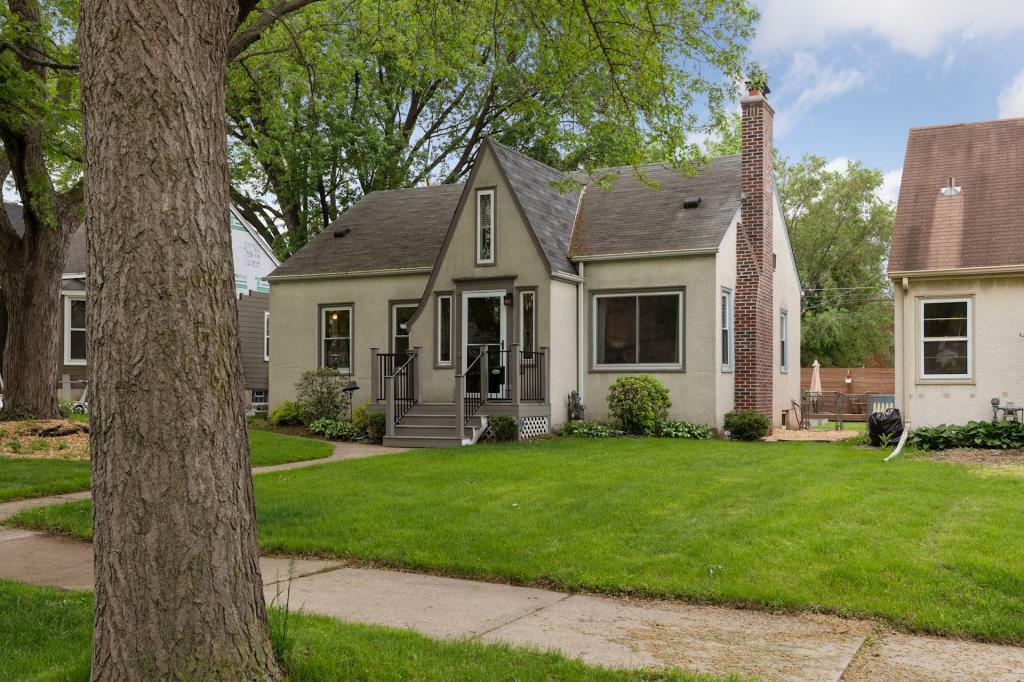 Property Photo:  892 Hawthorne Avenue E  MN 55106 