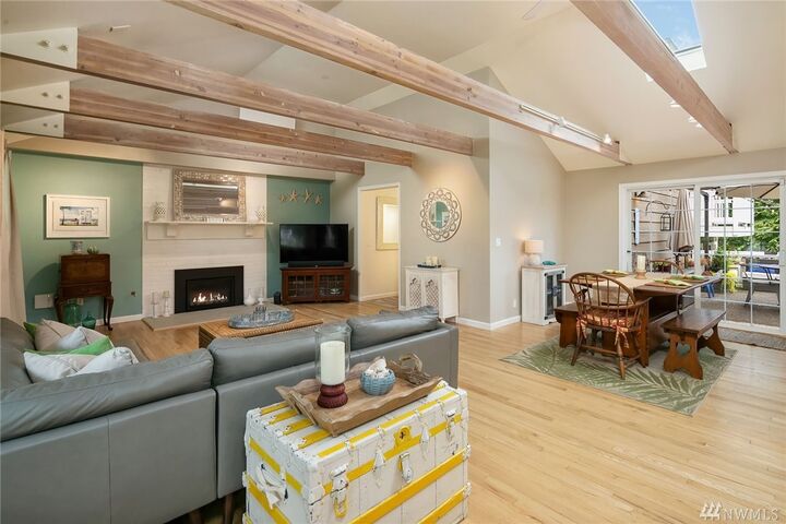 Property Photo:  411 10th Ave  WA 98033 