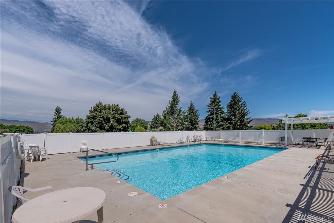 Property Photo: 1535 Castlerock Ave 21 WA 98801