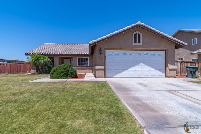 Property Photo: 2371 Madrone Cir CA 92251
