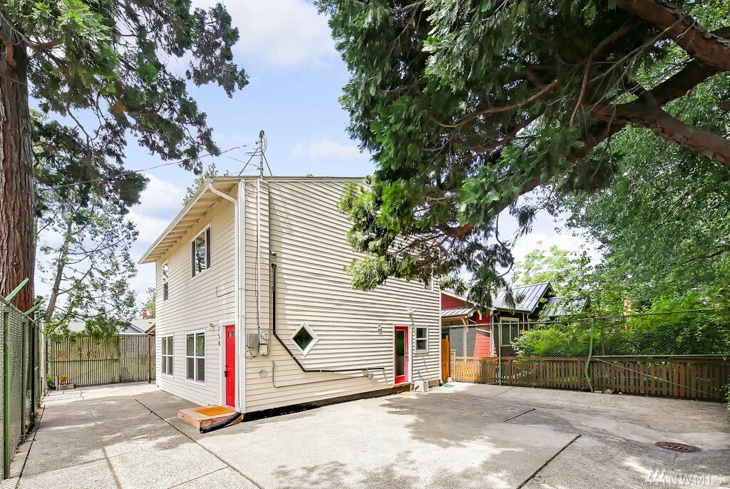 Property Photo:  754 S Rose St  WA 98108 