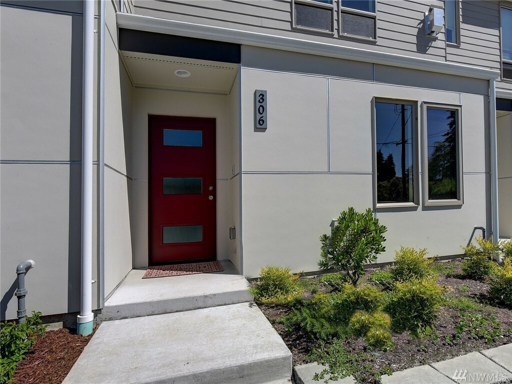 Property Photo:  306 N 120th St  WA 98133 