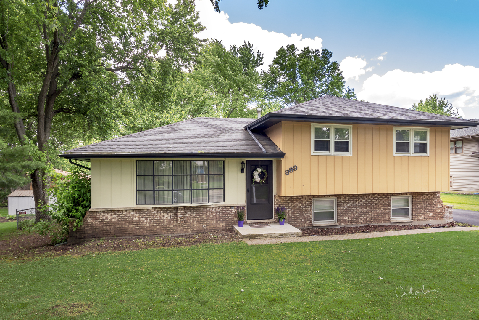 Property Photo:  889 Helen Avenue  IL 60177 