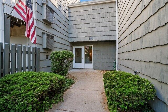 Property Photo: 1520 Stonebridge Trail 1-1 IL 60189