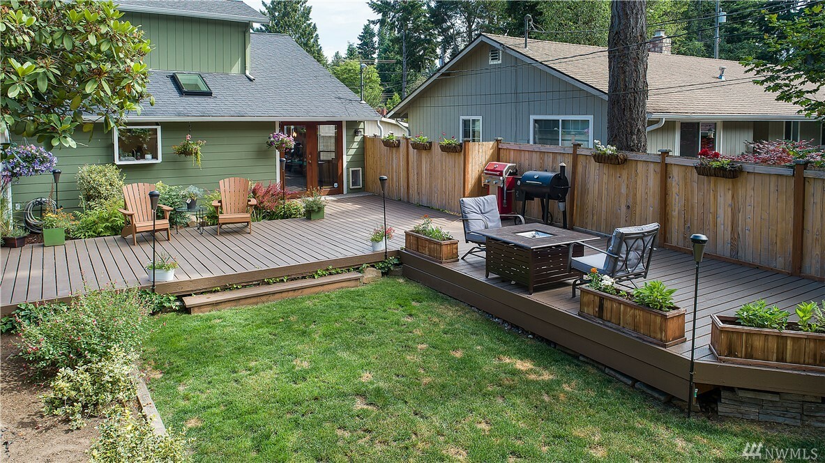 Property Photo:  916 NE 178th Place  WA 98155 