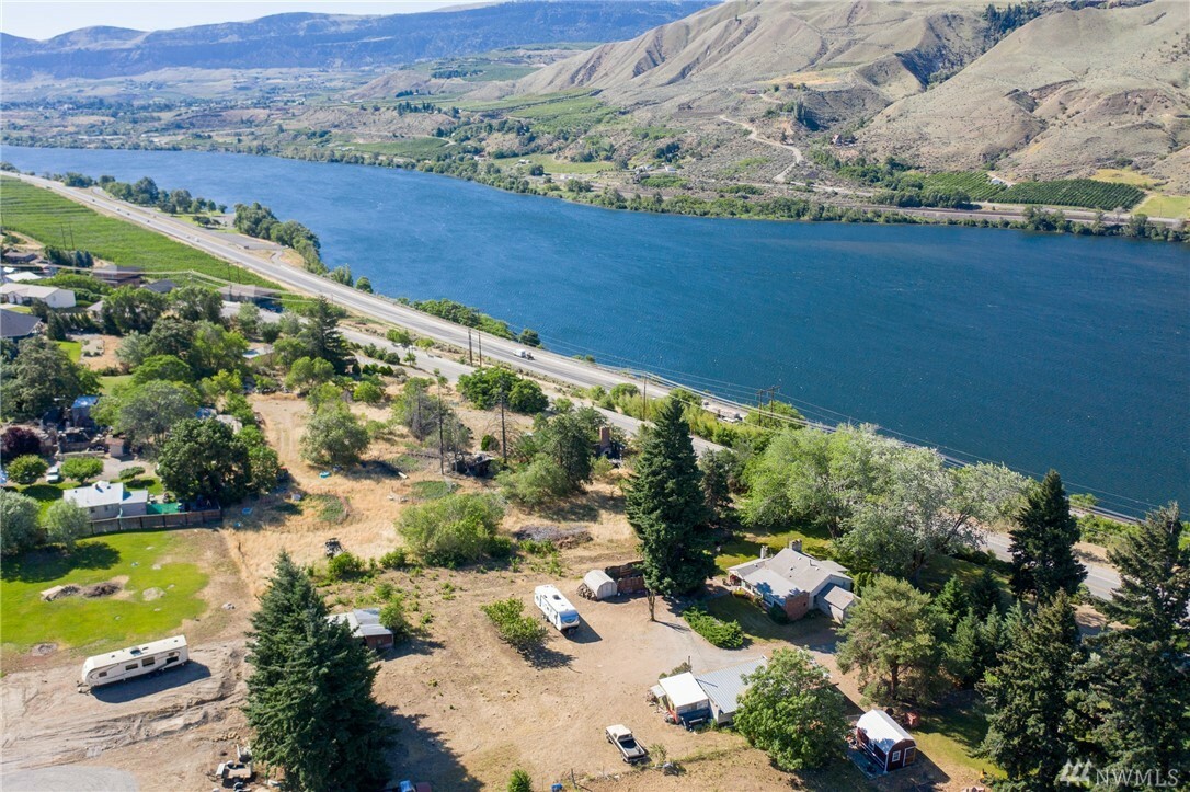 Property Photo: 817 825, 835 Rock Island Rd WA 98802