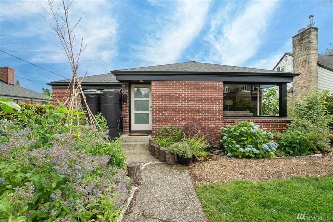 Property Photo:  5117 S Lucile St  WA 98118 