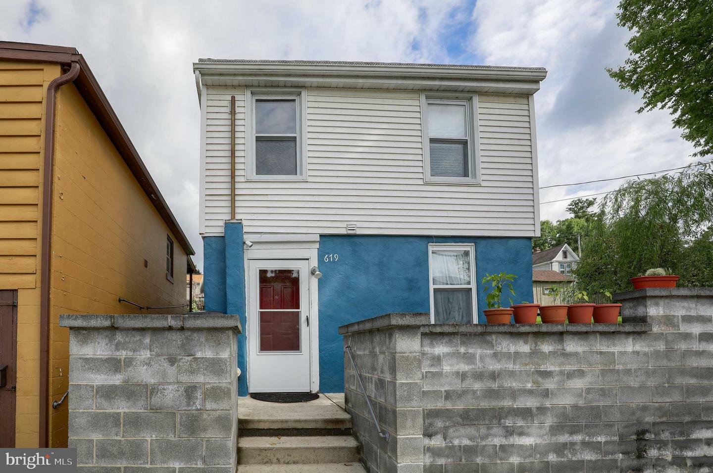 Property Photo:  679 E Market Street  PA 17547 